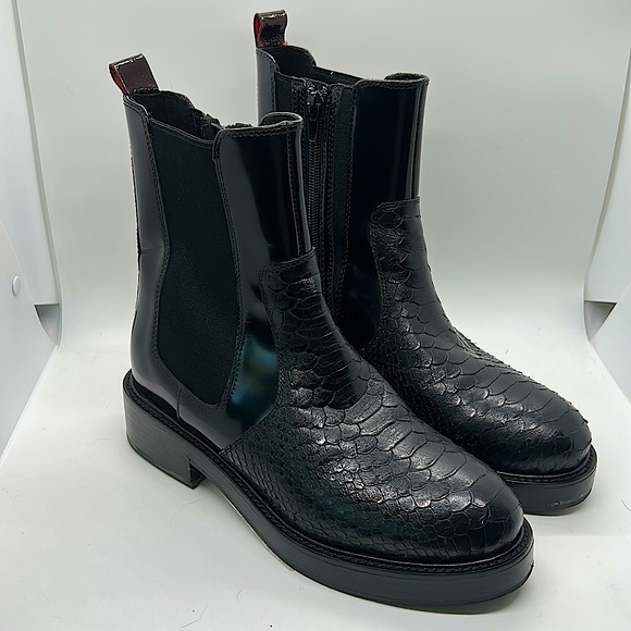 Jeffrey Campbell Shoes - Jeffrey Campbell Black Faux Snakeskin Chelsea Leather Boots Shoes **Size 7**